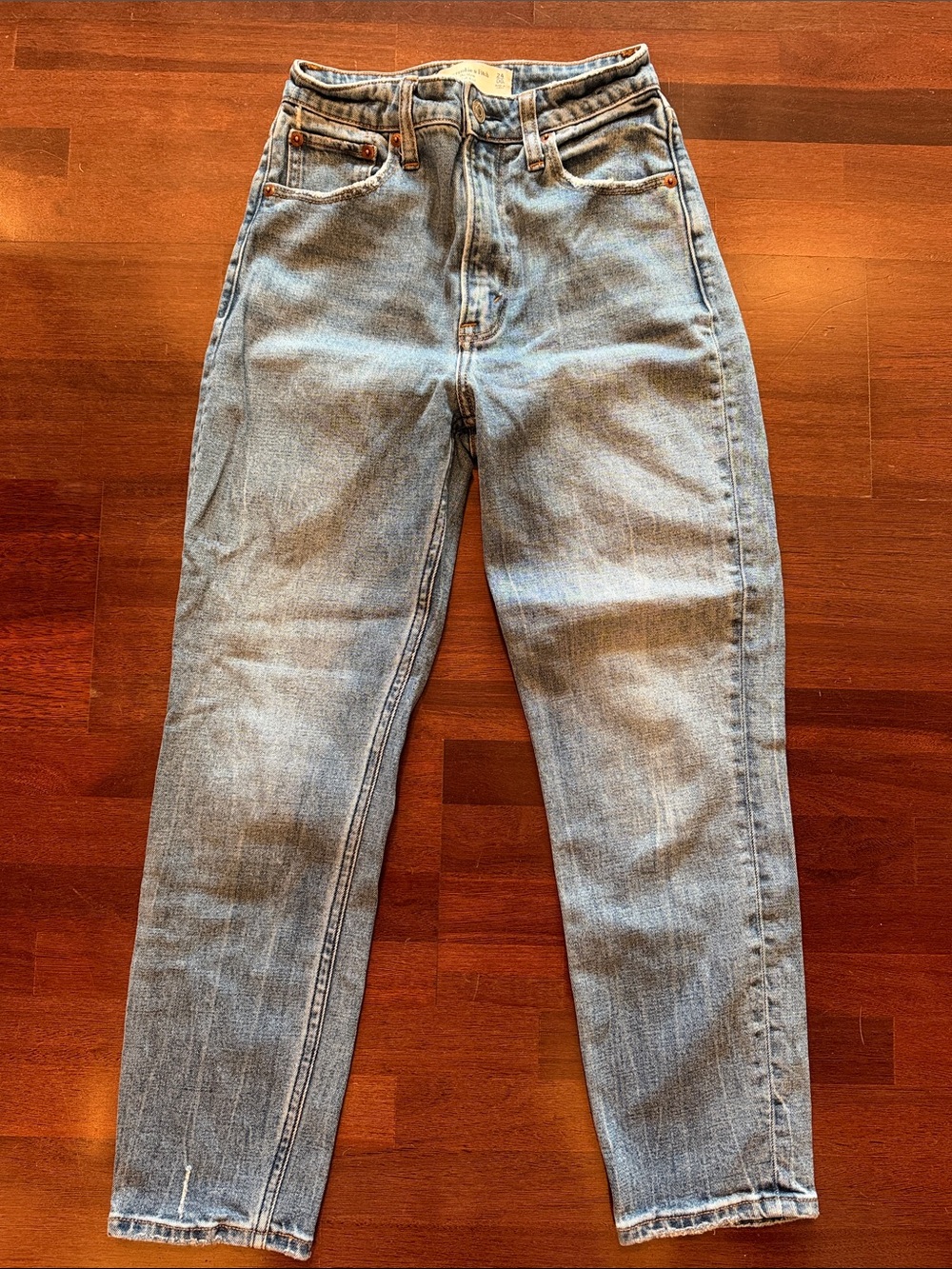 Abercrombie the mom jeans